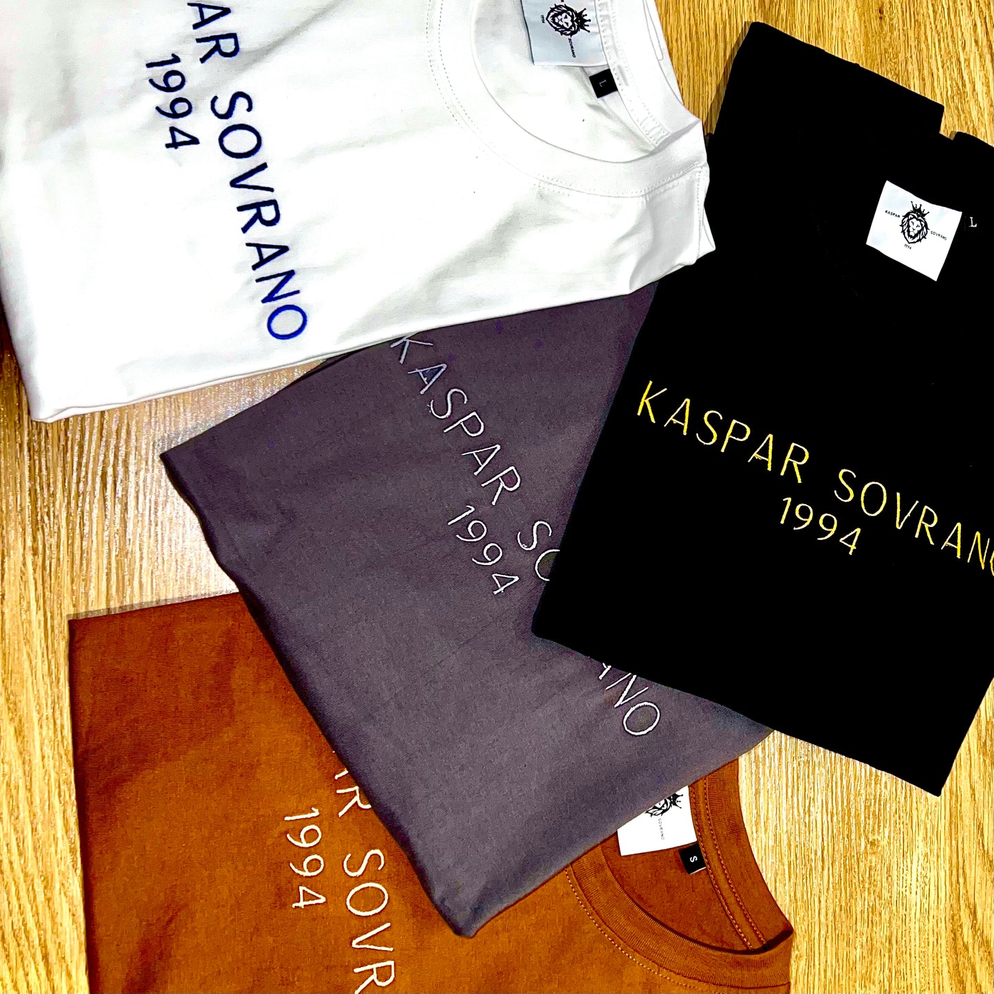 KASPAR SOVRANO 1994 – Signature Tailored Staple Tee (Charcoal / Tonal Embroidery)