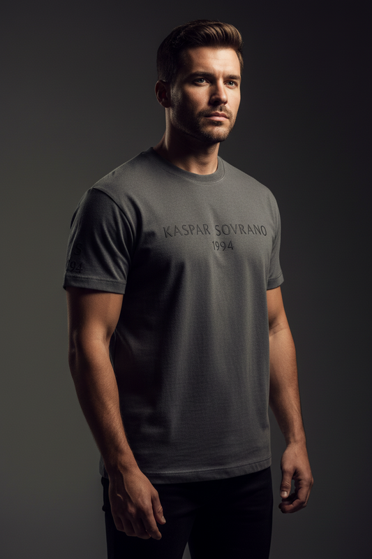 KASPAR SOVRANO 1994 – Signature Tailored Staple Tee (Charcoal / Tonal Embroidery)
